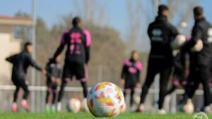 Balón de Primera RFEF en primer plano durante entrenamiento de Unionistas de Salamanca